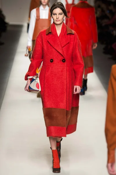 Look 10